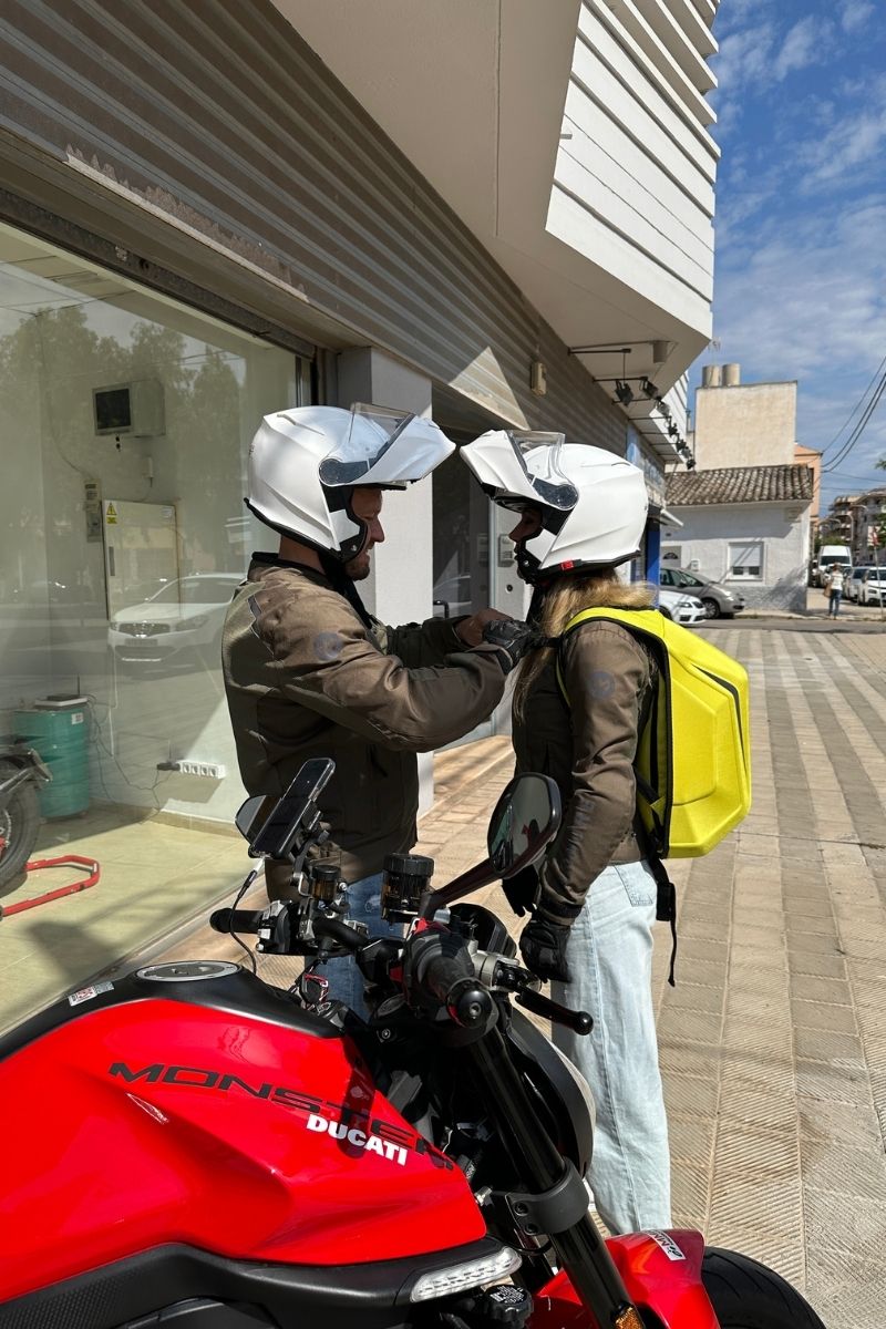 Mann-und-Frau-mit-Motorradhelm-und-einer-Ducati-Monster