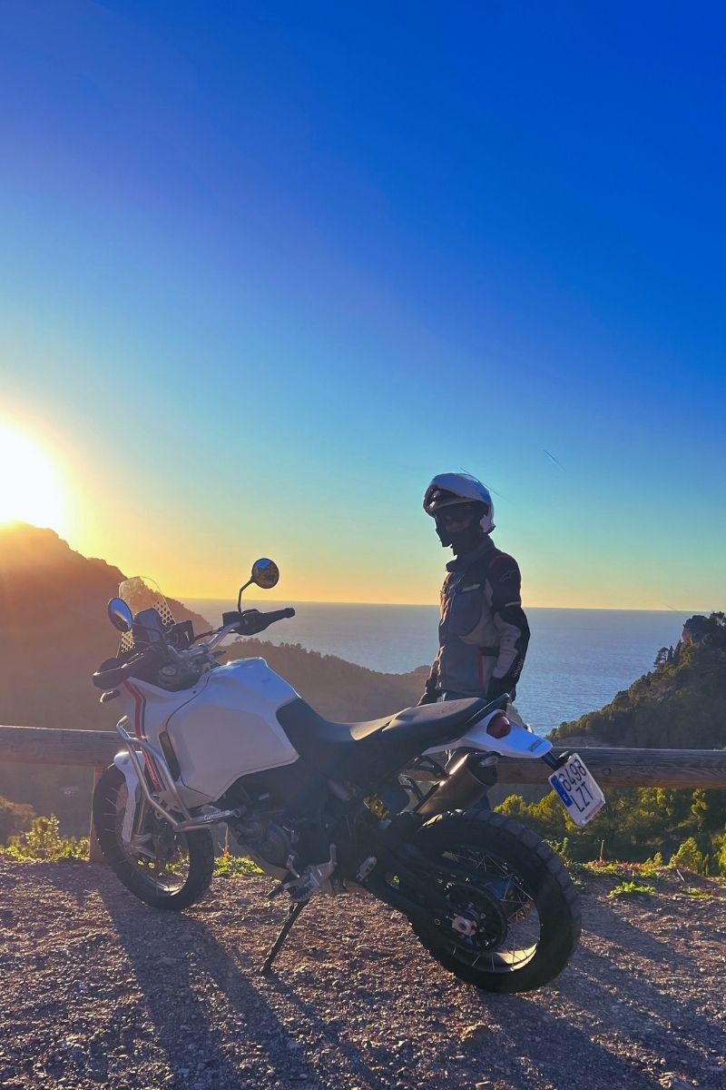 Puesta-de-sol en Mallorca-con-moto